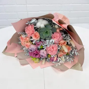 Авторский букет. Суккулент.Кустовые пионовидные розы